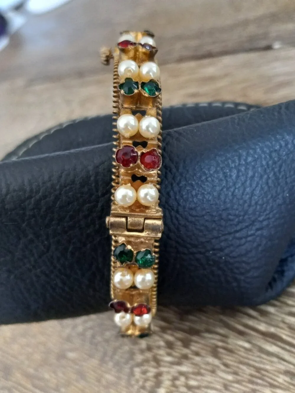 Vintag Ornate Florenza ? Goldtone Hinged Bangle Bracelet Faux Pearl Emerald Ruby